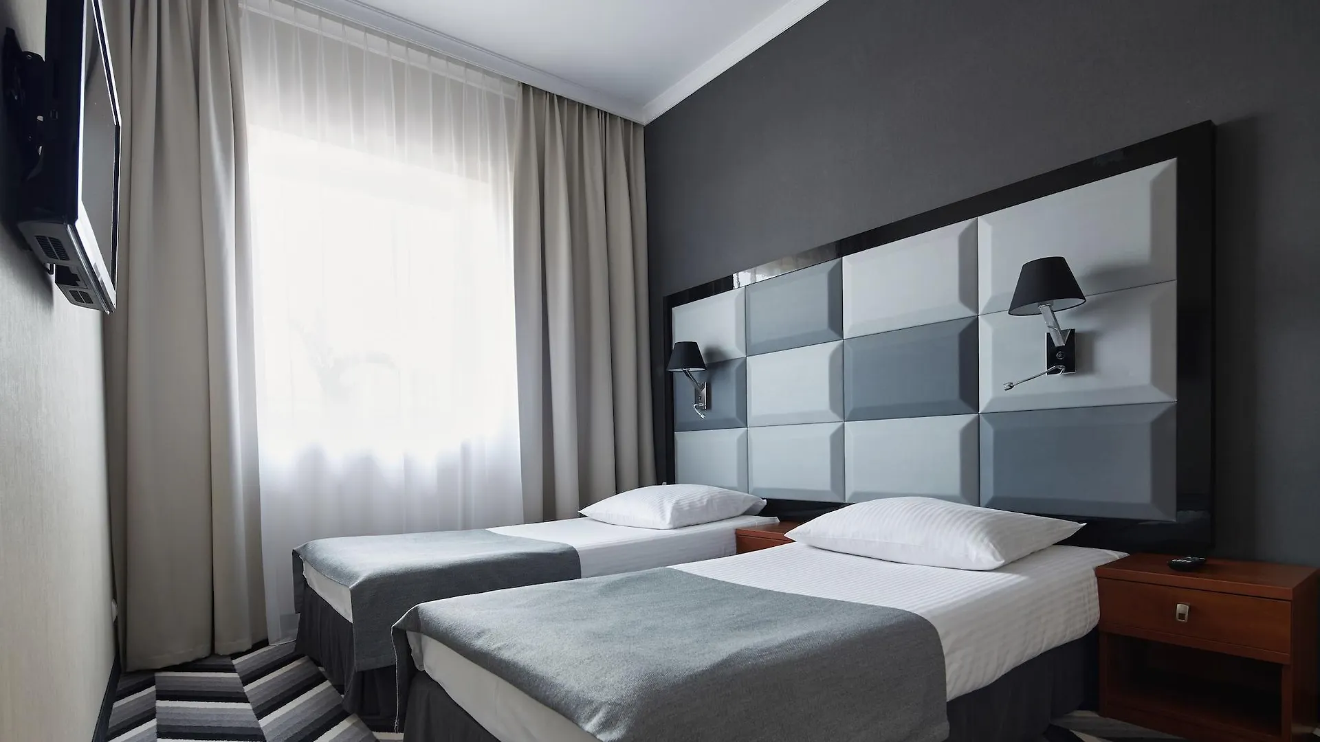 Hotel Apis Cracovia 4*,